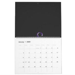 eine lila und grüne Pfauenfeder auf schwarzem Rück Kalender