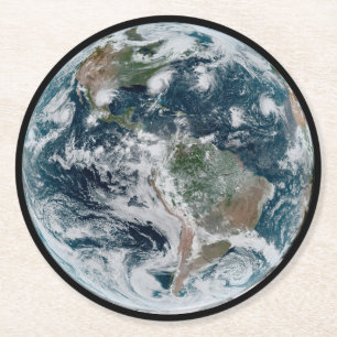 Eine lose Kette tropischer Wirbelstürme Runder Pappuntersetzer