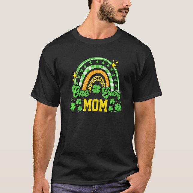 Eine lucky Mama Leopard Print Rainbow T-Shirt (Vorderseite)