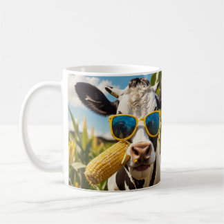 Eine lustige Kuh, die einen Maiskolben auf einem F Kaffeetasse