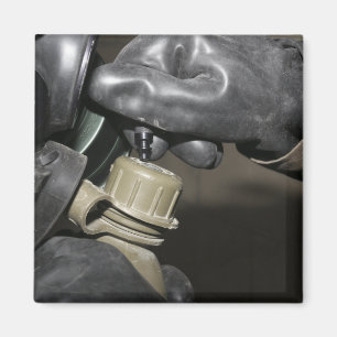 Eine Marine fügt einen Trinkschlauch in seinen Kan Magnet