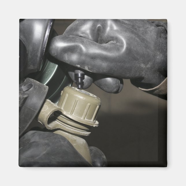 Eine Marine fügt einen Trinkschlauch in seinen Kan Magnet (Vorne)