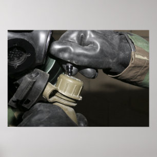 Eine Marine fügt einen Trinkschlauch in seinen Kan Poster