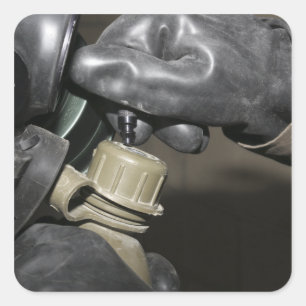 Eine Marine fügt einen Trinkschlauch in seinen Kan Quadratischer Aufkleber