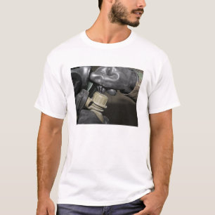 Eine Marine fügt einen Trinkschlauch in seinen Kan T-Shirt