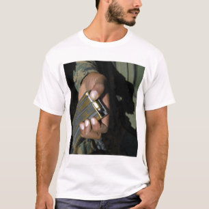 Eine Marine lädt leere Munition T-Shirt