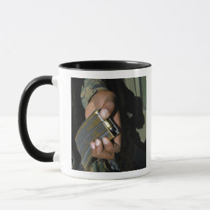 Eine Marine lädt leere Munition Tasse