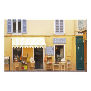 Eine Marktstraße in der Altstadt mit einem Geschäf Fotodruck