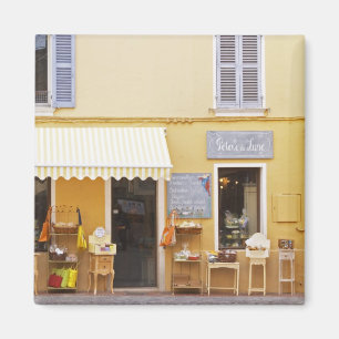 Eine Marktstraße in der Altstadt mit einem Geschäf Magnet