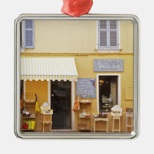 Eine Marktstraße in der Altstadt mit einem Geschäf Silbernes Ornament