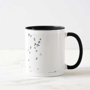 Eine Menge der Vögel fliegt am Himmel Tasse