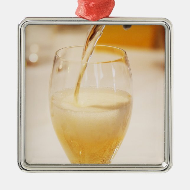Eine mit Gosset gefüllte Champagnerflöte Silbernes Ornament (Vorne)