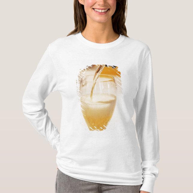 Eine mit Gosset gefüllte Champagnerflöte T-Shirt (Vorderseite)