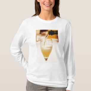 Eine mit Gosset gefüllte Champagnerflöte T-Shirt