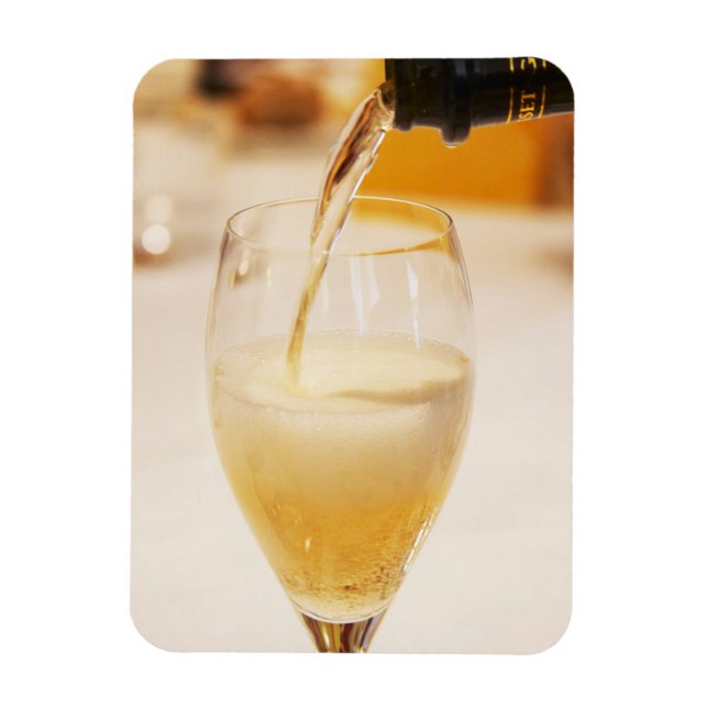 Eine mit Gosset gefüllte Sektflöte Magnet (Vertikal)