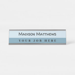 Eine moderne, blaue Schriftzeichen-Typografie Schreibtischnamensplakette
