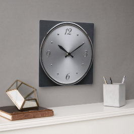 Eine modernistische silberfarbene Wanduhr mit Ziff