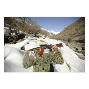 Eine Mujahadeen-Garde geht mit dem US-Militärkomma Fotodruck