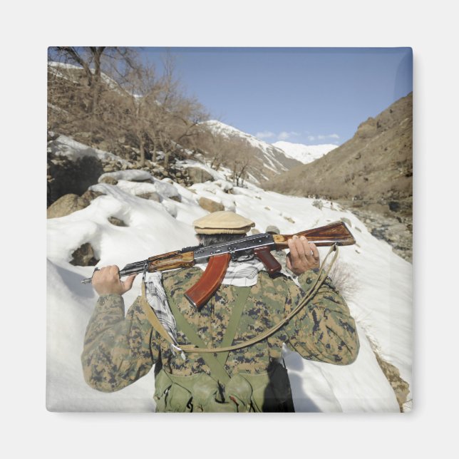 Eine Mujahadeen-Garde geht mit dem US-Militärkomma Magnet (Vorne)