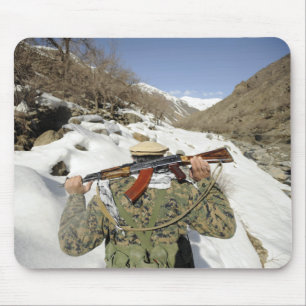 Eine Mujahadeen-Garde geht mit dem US-Militärkomma Mousepad