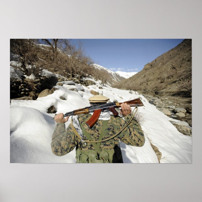 Eine Mujahadeen-Garde geht mit dem US-Militärkomma Poster (Vorne)