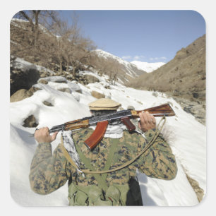 Eine Mujahadeen-Garde geht mit dem US-Militärkomma Quadratischer Aufkleber