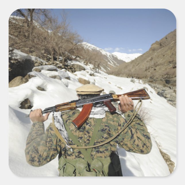 Eine Mujahadeen-Garde geht mit dem US-Militärkomma Quadratischer Aufkleber (Vorderseite)