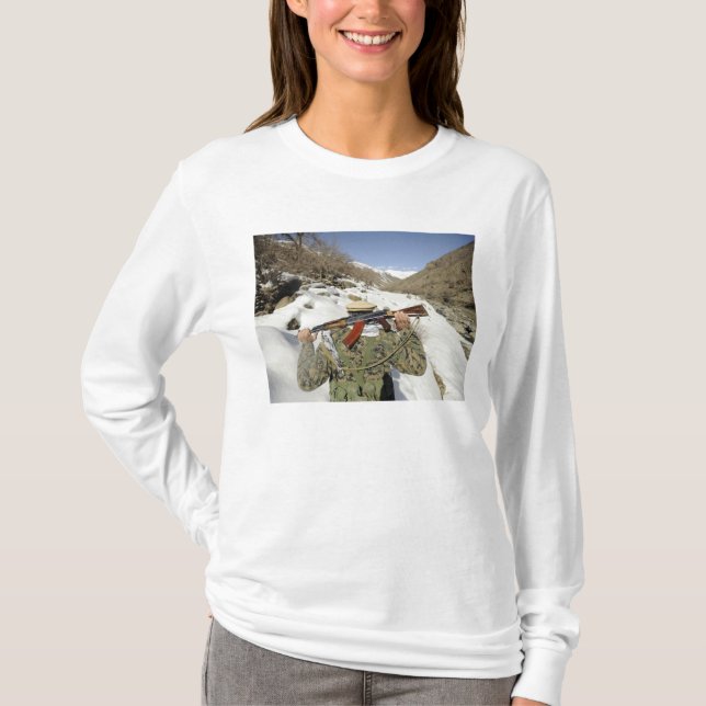 Eine Mujahadeen-Garde geht mit dem US-Militärkomma T-Shirt (Vorderseite)