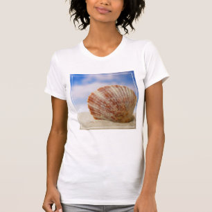 Eine Muschel Propped im Sand T-Shirt