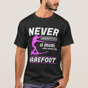 Eine Mutter, die barfuß Wasserski läuft Wasserski T-Shirt
