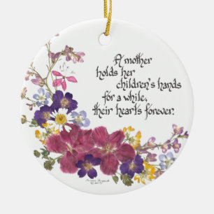 Eine Mutter hält das Herz eines Kindes Keramik Ornament