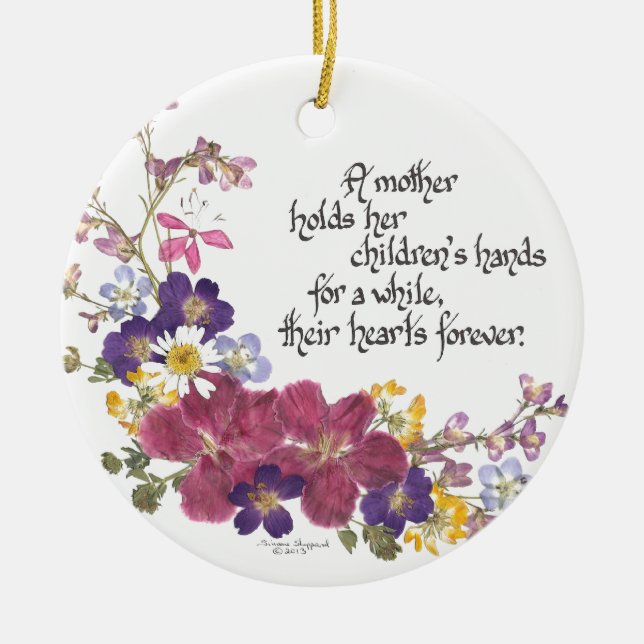 Eine Mutter hält das Herz eines Kindes Keramik Ornament (Vorne)