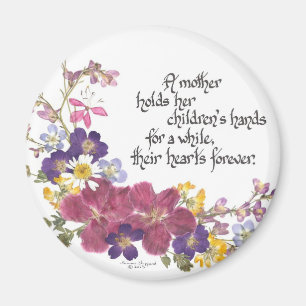 Eine Mutter hält das Herz eines Kindes Magnet