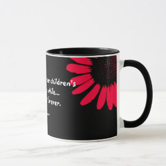 "Eine Mutter hält sie… " Tasse