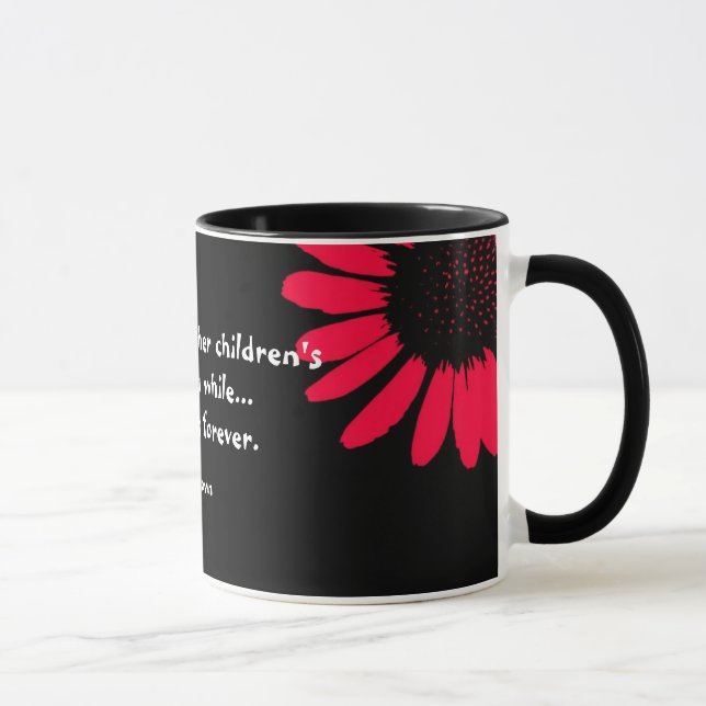 "Eine Mutter hält sie… " Tasse (Rechts)