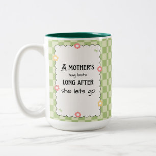 Eine Mutter umarmt lange, nachdem sie lasse zu geh Zweifarbige Tasse