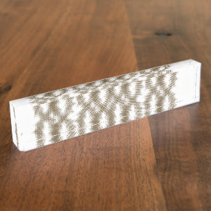 Eine nah-up-Ansicht eines knusprigen Drahtgitters Namensplakette