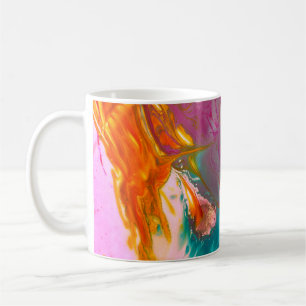 Eine Nahe der farbenprächtigen, abstrakten Öle ges Kaffeetasse