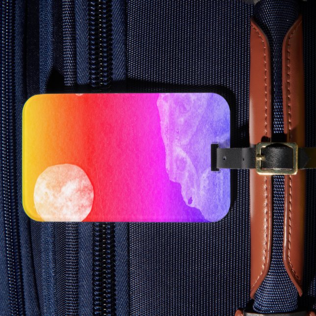 Eine nahe Sicht auf Fantasiewelten und ihre Monde Gepäckanhänger (Vorderseite Insitu 4)