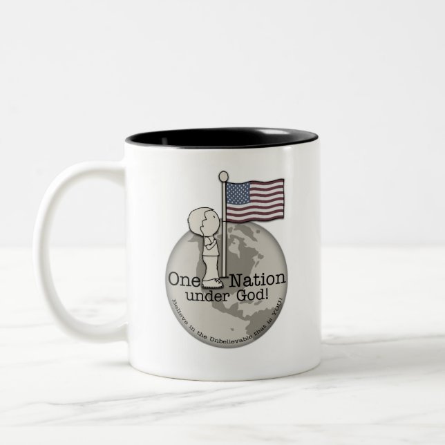 Eine Nation unter Gott-Kleinem Jungen an US-Flagge Zweifarbige Tasse (Links)