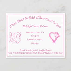 Eine neue Hand, um die Geburtsankündigung zu halte Ankündigungspostkarte