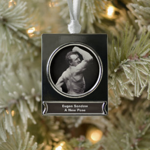 Eine neue Pose von StrongMen Eugen Sandow Bodybuil Banner-Ornament Silber