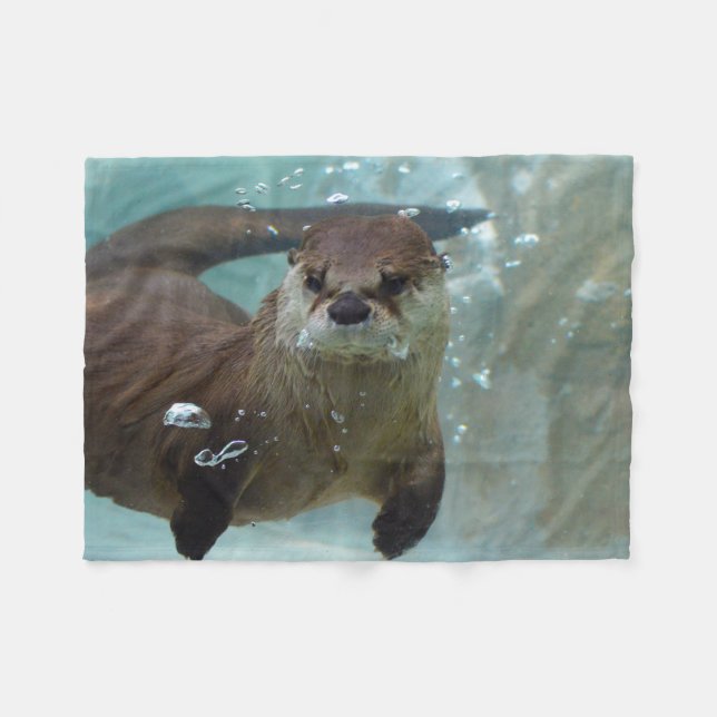 Eine niedliche Brown-Otterschwimmen in einem Fleecedecke (Vorderseite (Horizontal))