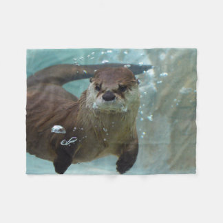 Eine niedliche Brown-Otterschwimmen in einem Fleecedecke