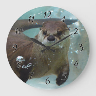 Eine niedliche Brown-Otterschwimmen in einem Große Wanduhr