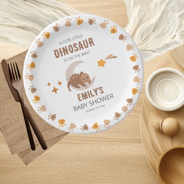 Eine Niedliche Dinosaurier ist auf dem Weg zur Bab Pappteller ("A Cute Little Dinosaur Is On The Way" Sleeping Dinosaur and Footprints Boy Baby Shower Paper Plates)