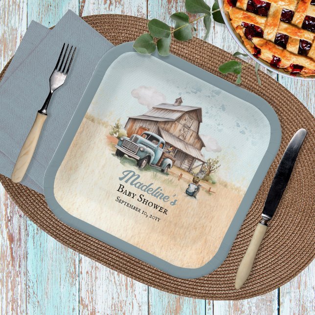 Eine Niedliche kleine Bauer-Babydusche Pappteller ("A Cute Little Farm Boy Is On His Way!" Rustic Barn and Vintage Truck Boy Baby Shower Paper Plates)