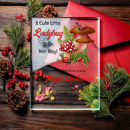 Eine Niedliche kleine Ladybug ist auf dem Weg zur  Acryleinladungen