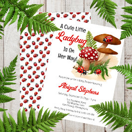 Eine Niedliche kleine Ladybug ist auf dem Weg zur Einladung