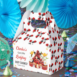 Eine Niedliche kleine Ladybug ist auf dem Weg zur Geschenkschachtel